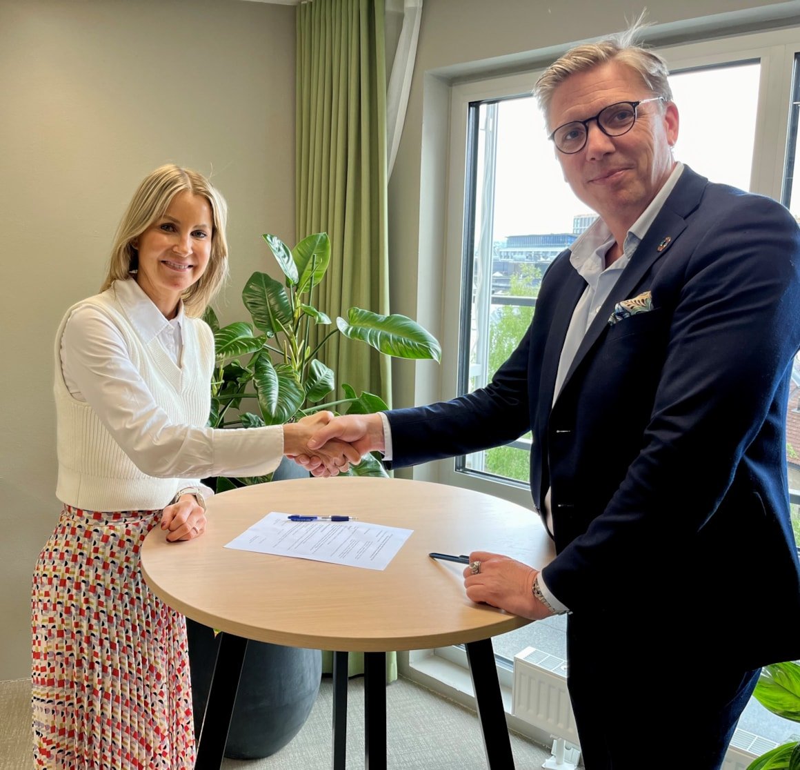 Therese og Arne Fredrik signerer protokollen. Foto