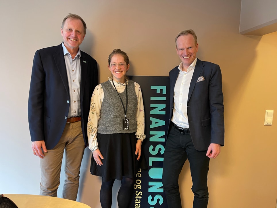 Geir Holmgren, administrerende direktør i Gjensidige, Benedicte Bjerknes, seniorrådgiver for bærekraft i Finans Norge og Bjørn Kjærand Haugland fra Skift er ukens gjester i Finanslunsj. Foto.