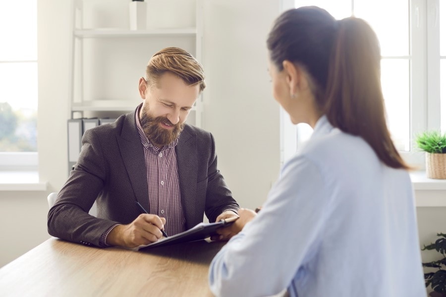 Nå kan Finans Norges medlemmer se utkastet til etterutdanningsopplegg for forsikringsformidling. Foto: Studio Romantic / Adobe stock