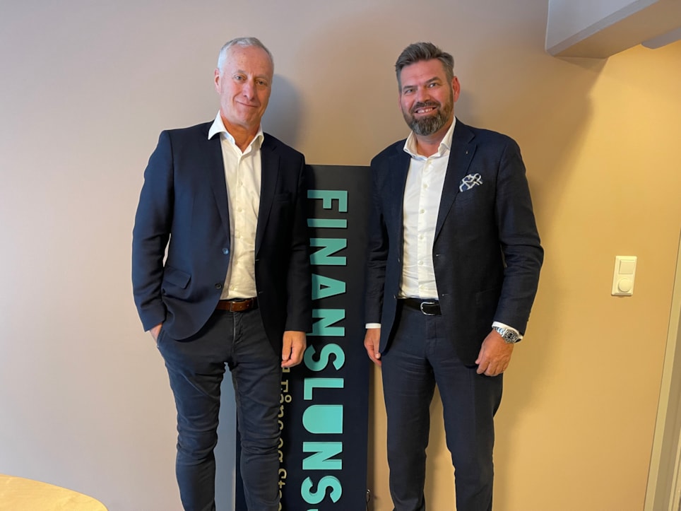 Steinar Nielsen, administrerende direktør i Intrum og Rolf Eek-Johansen, administrerende direktør i Kredinor er ukens gjester i Finanslunsj. Foto.