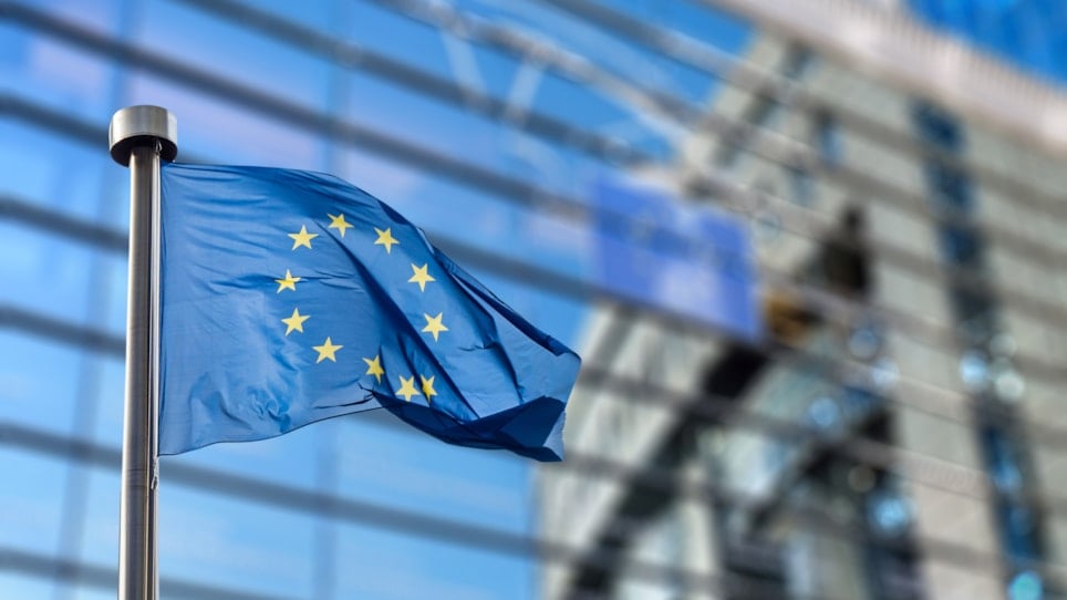 EU-flagget i vinden foran Europaparlamentet. Foto.