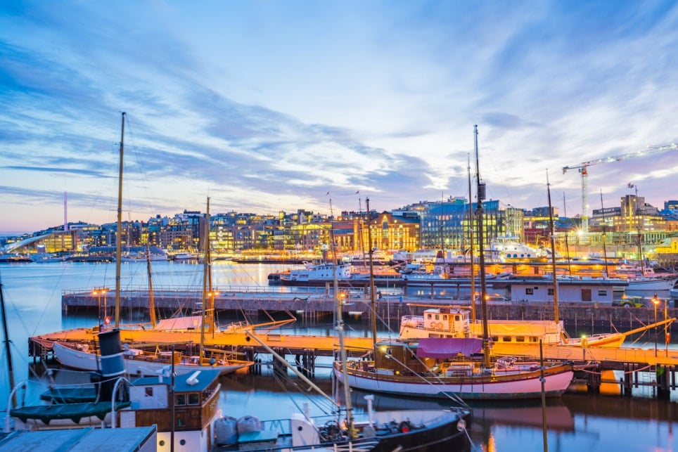 Utsikt over Oslo by og båter i fjorden ved skumring. Foto.